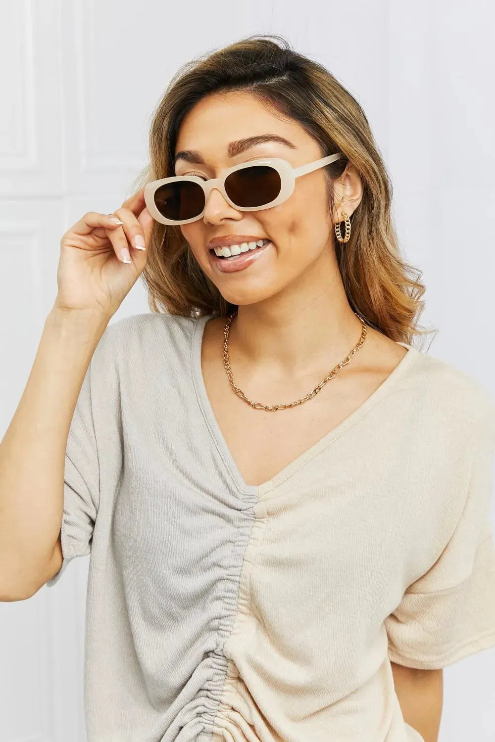 Stylish Oval Full Rim Sunglasses for Women: Top Summer Pick!